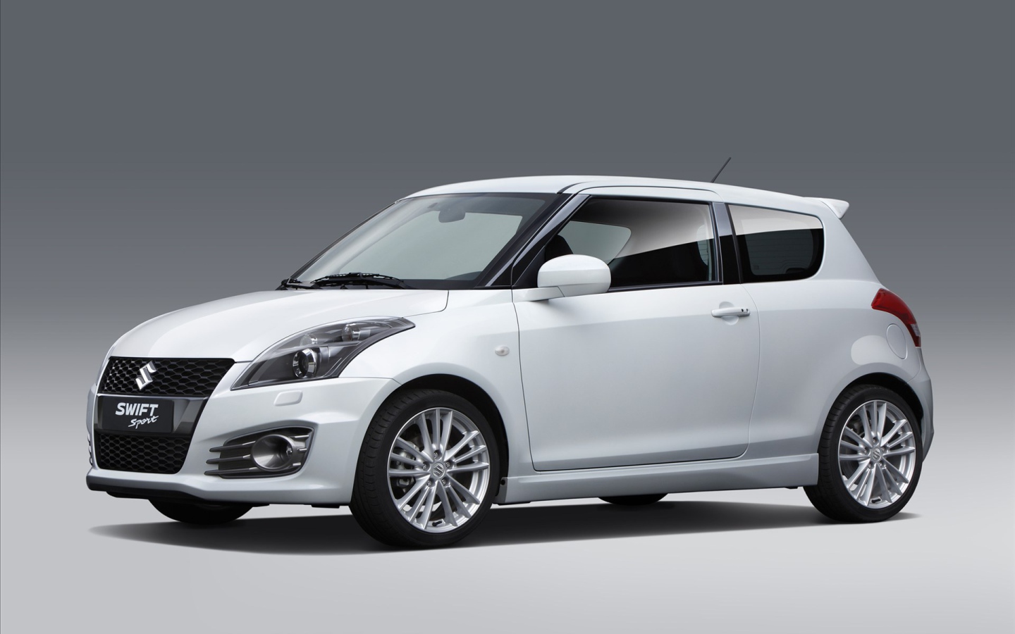   Красивый автомобиль Suzuki Swift в Москве