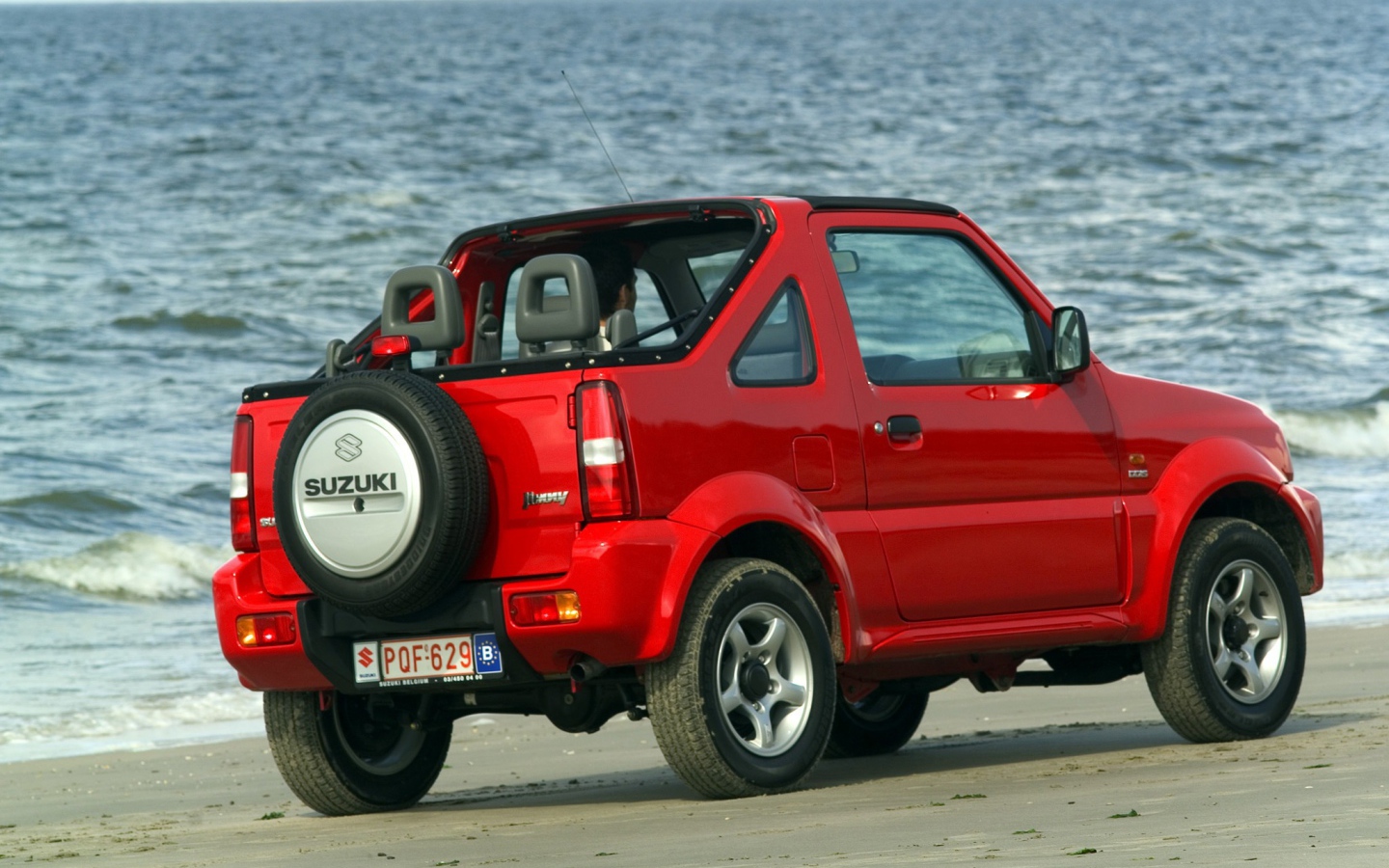 Автомобиль Suzuki Jimny на дороге