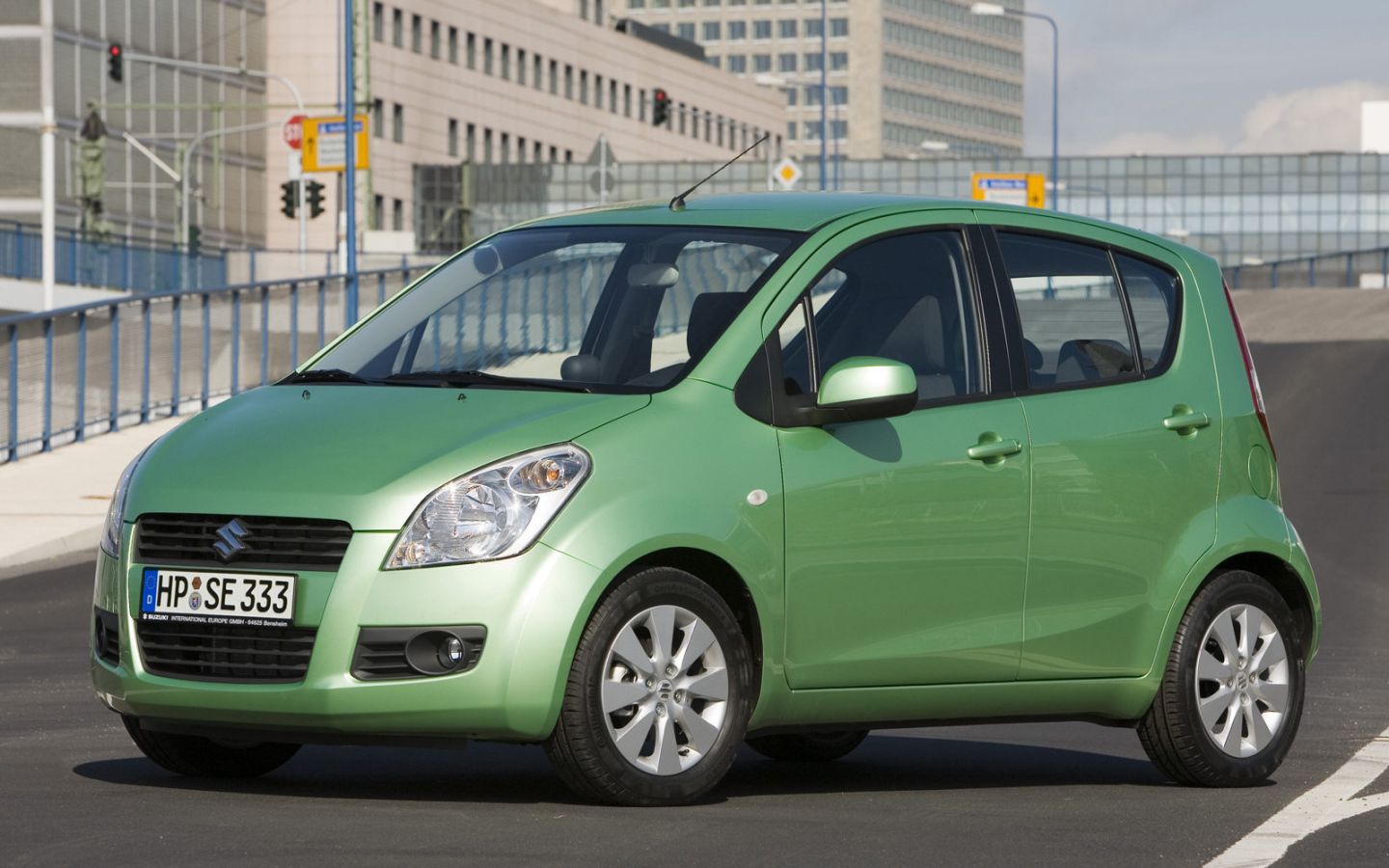 Автомобиль Suzuki Splash на дороге