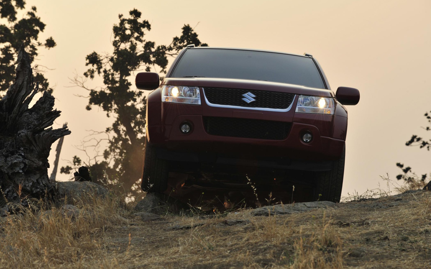 Автомобиль Suzuki Grand Vitara 2014 на дороге