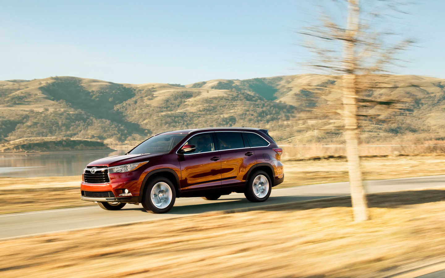 Красивый автомобиль Toyota Highlander 2014