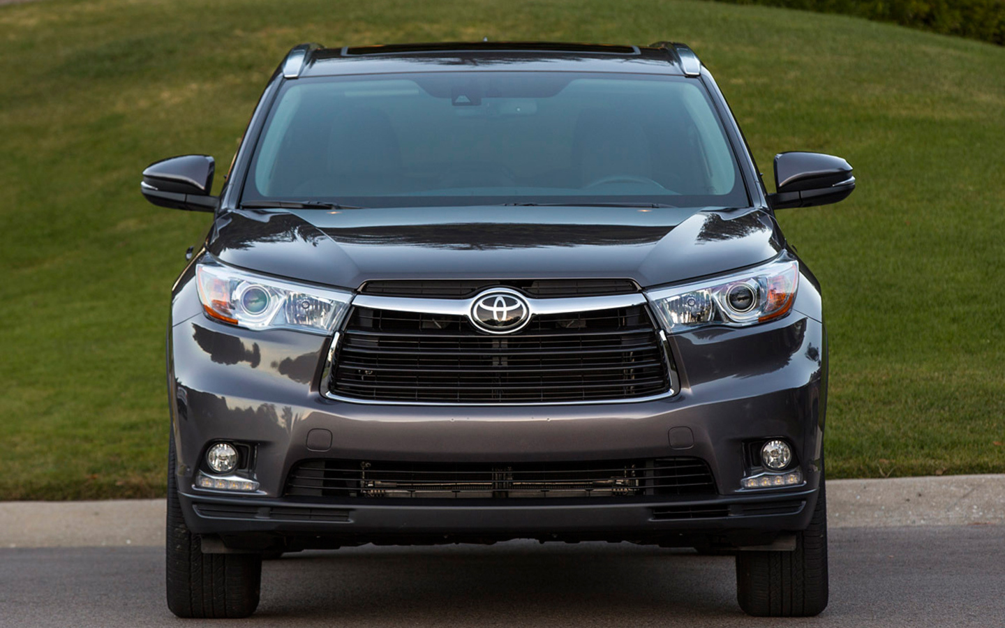Красивый автомобиль Toyota Highlander 2014 в Москве