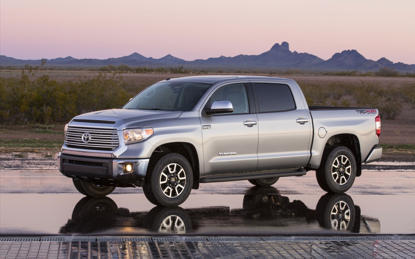 Красивый автомобиль Toyota Tundra 2014