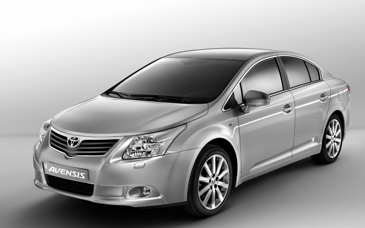 Новый автомобиль Toyota Avensis 2013