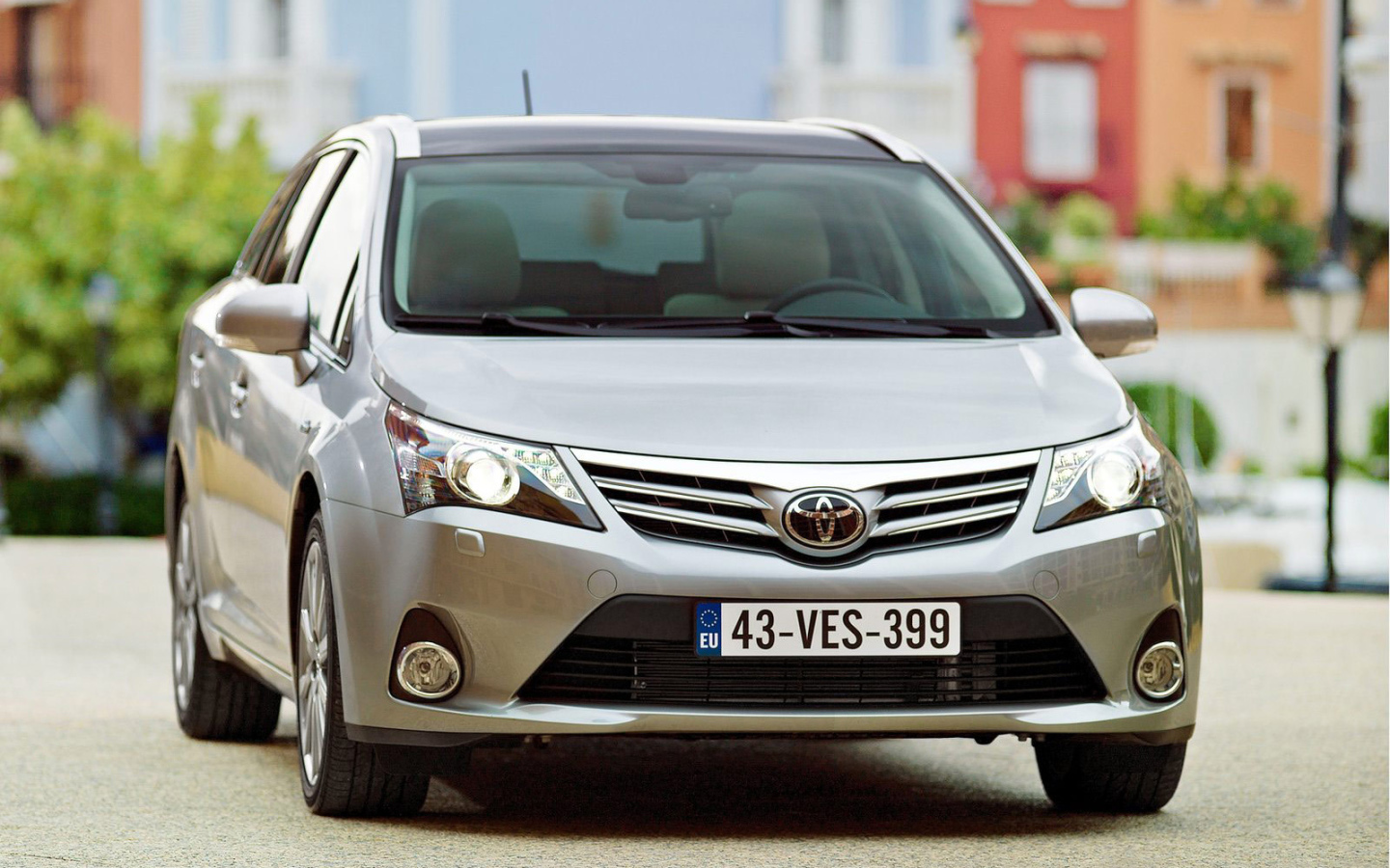 Надежный автомобиль Toyota Avensis 2013