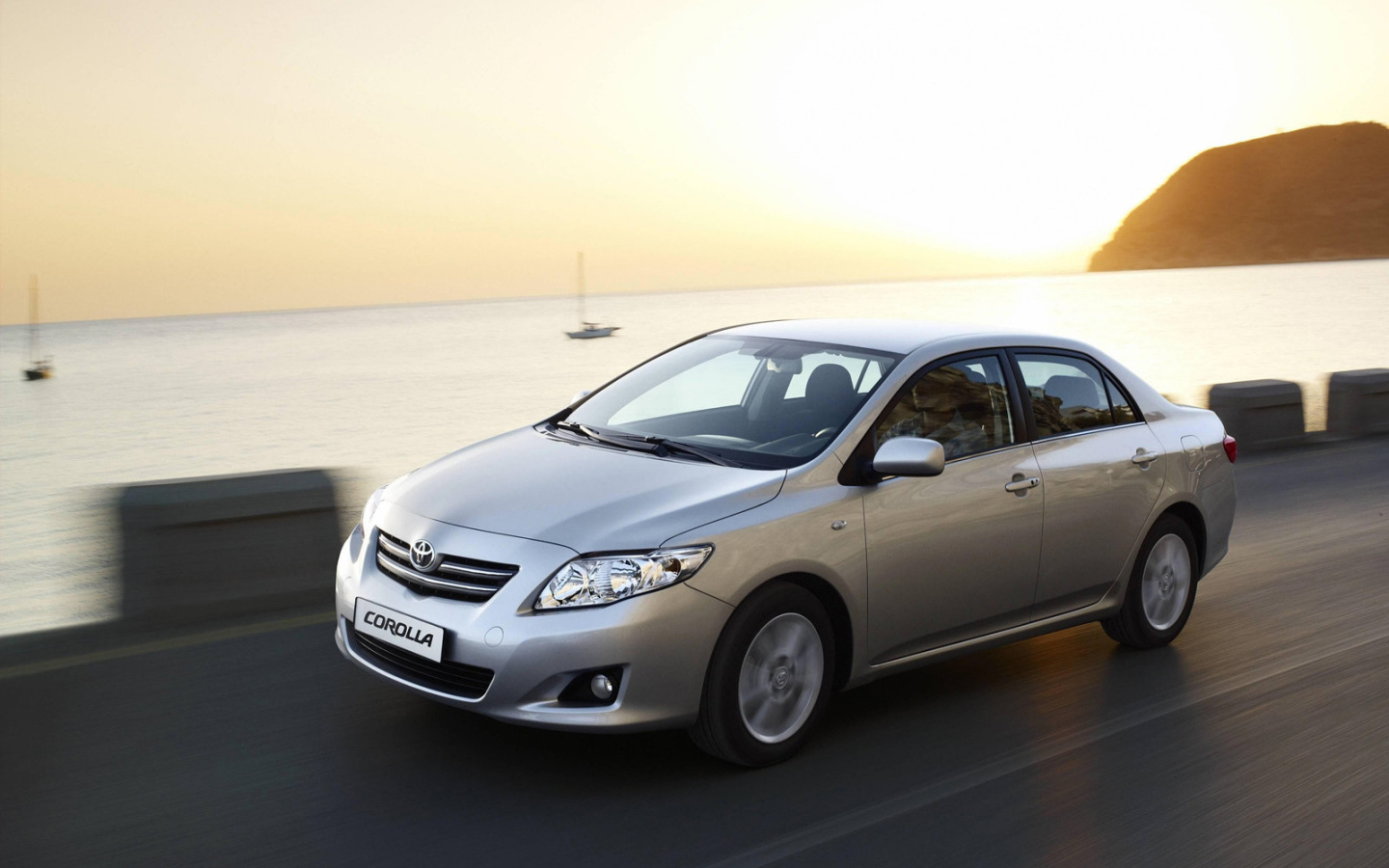 Автомобиль Toyota Corolla на дороге