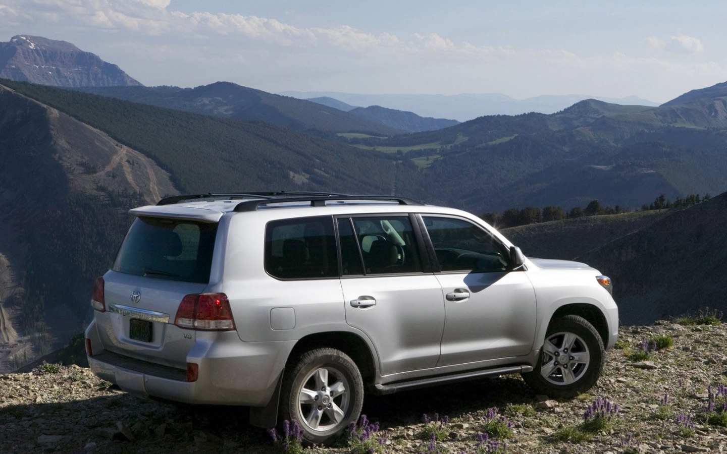 Новая машина Toyota Land Cruiser 200