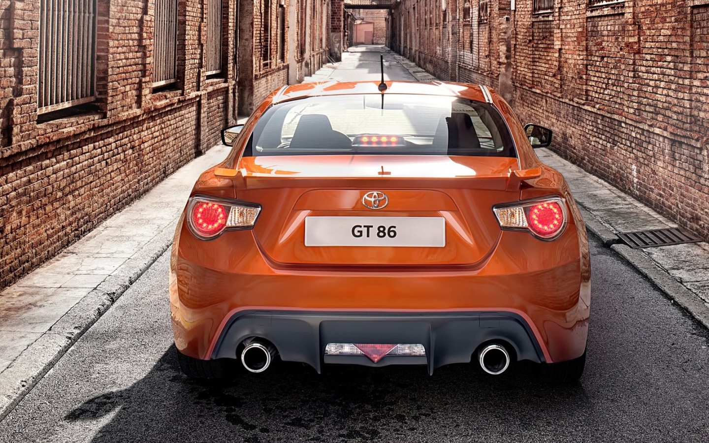 Тойота на узкой улице