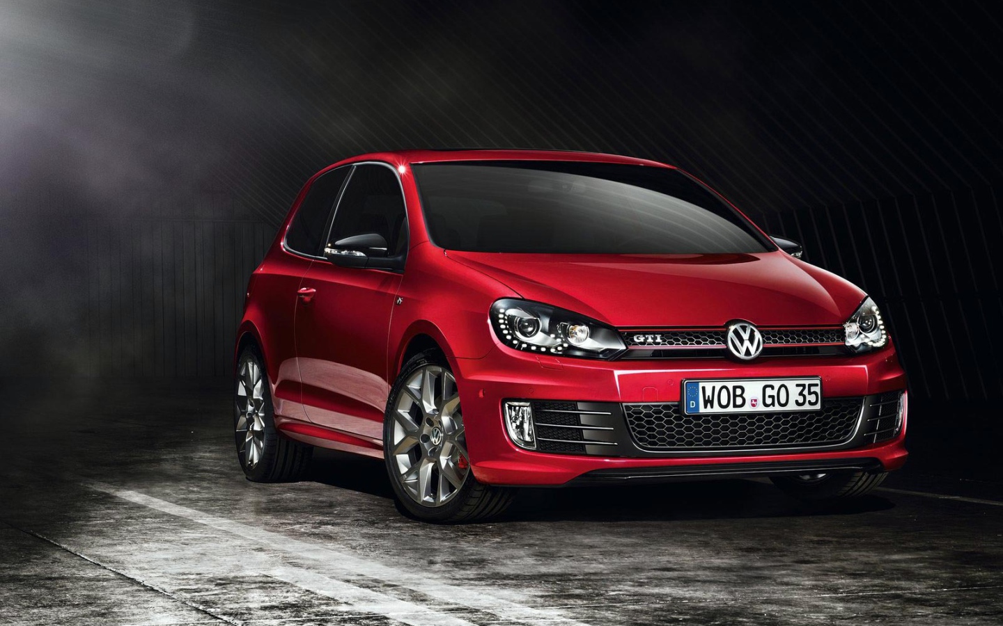 Красивый автомобиль Golf GTI 2014 года в Москве
