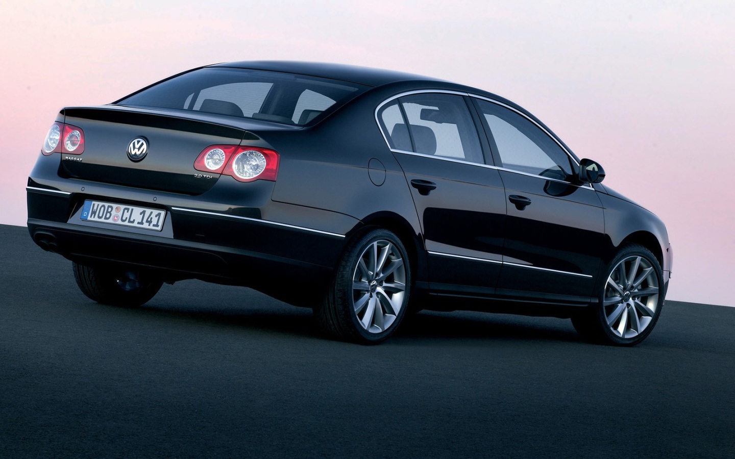 Красивый автомобиль Volkswagen Passat в Москве