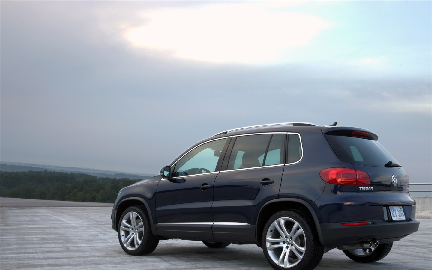 Красивый автомобиль Volkswagen Tiguan