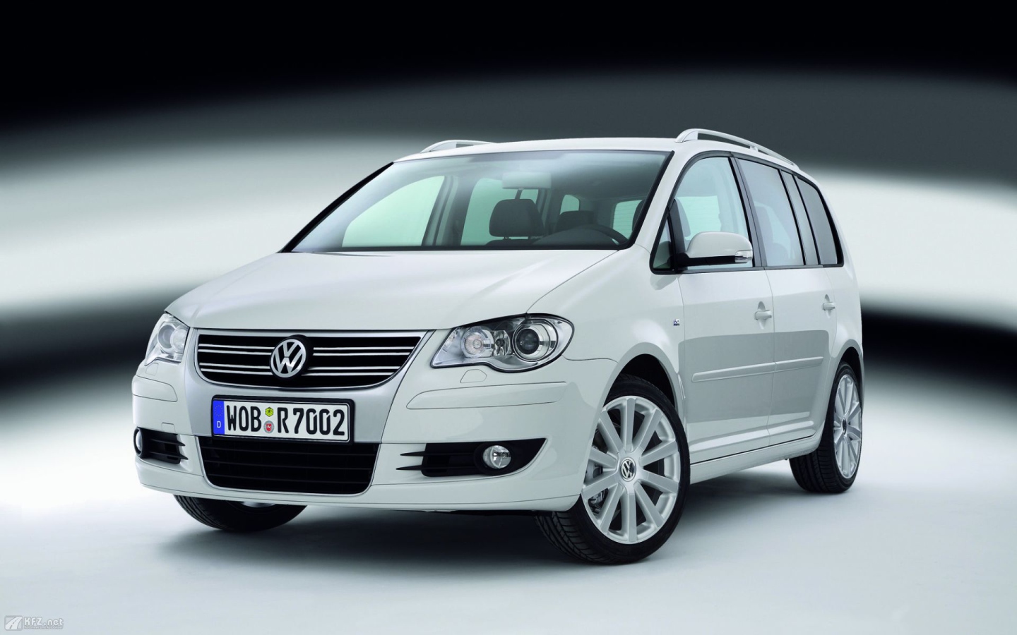 Красивый автомобиль Volkswagen Touran