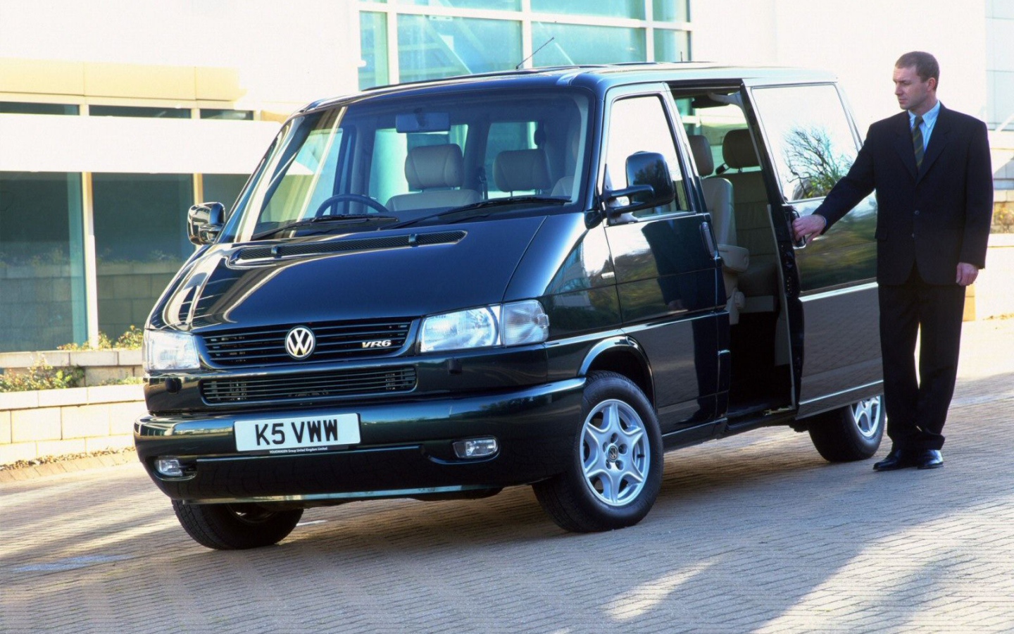 Красивый автомобиль Volkswagen Transporter