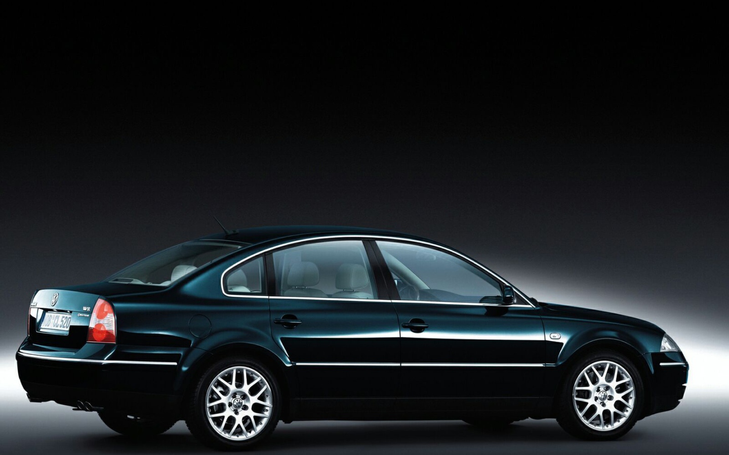 Автомобиль марки Volkswagen модели Passat