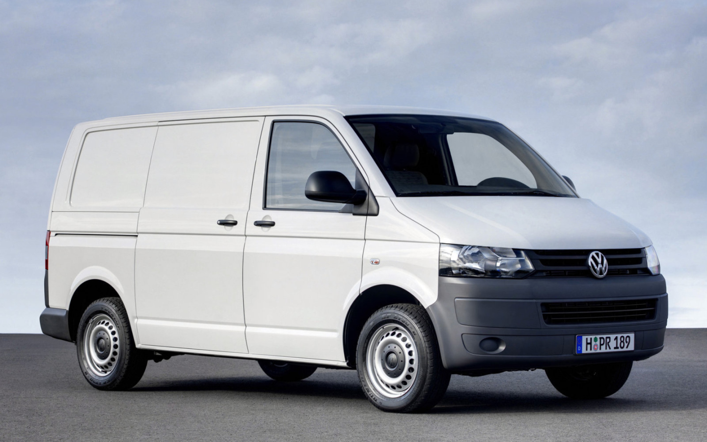 Автомобиль марки Volkswagen модели Transporter