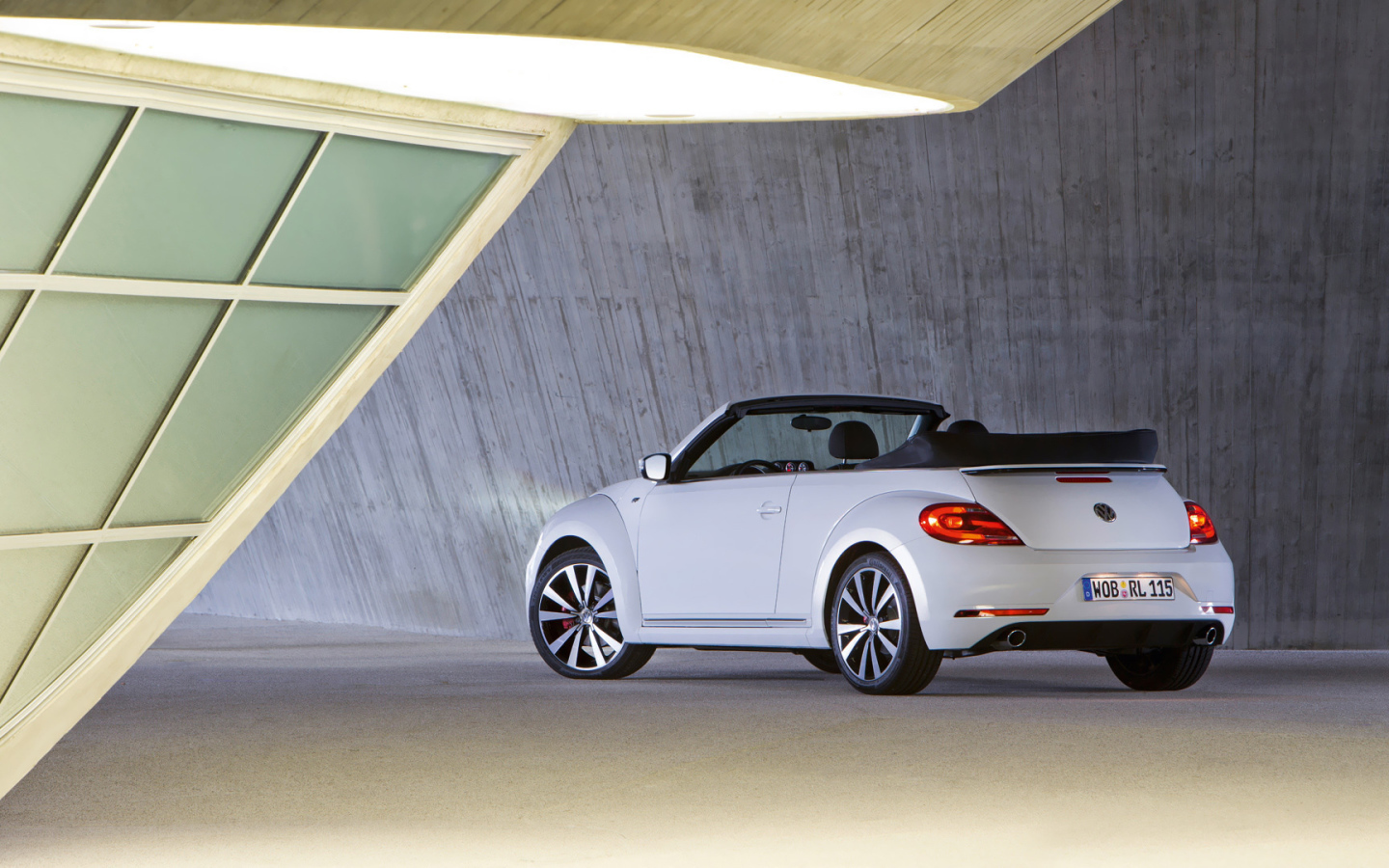 Новый автомобиль Volkswagen Beetle 2014