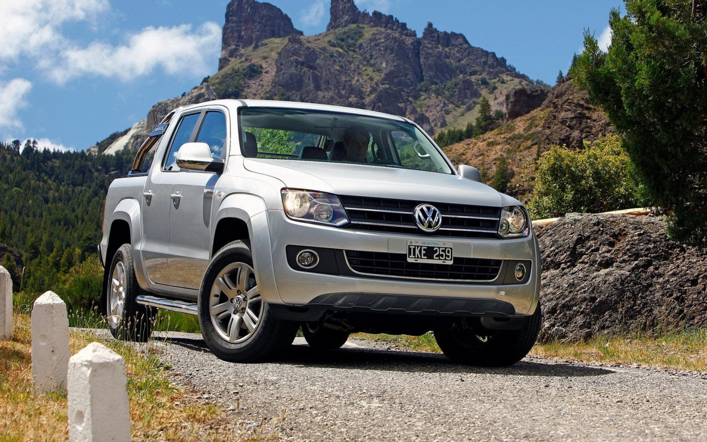 Автомобиль Volkswagen Amarok на дороге