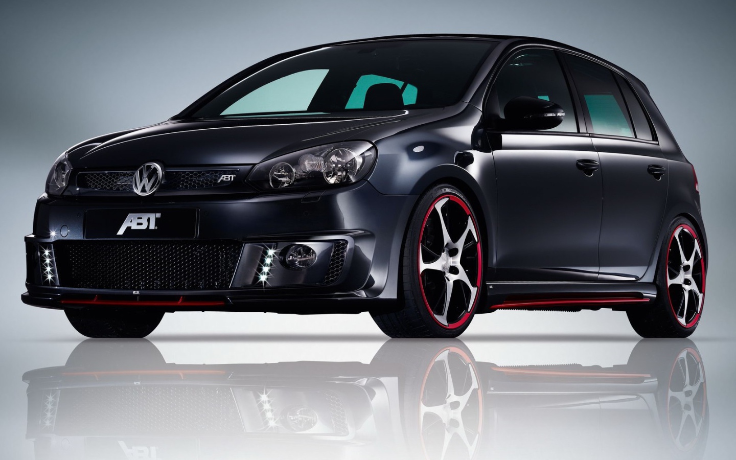 Автомобиль Volkswagen Golf на дороге