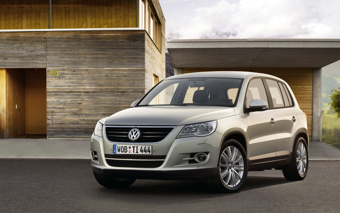 Автомобиль Volkswagen Tiguan на дороге