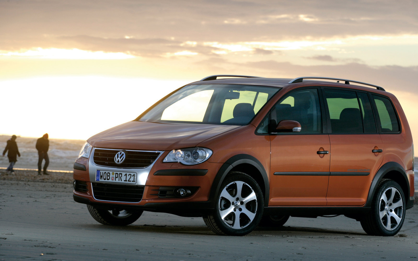 Автомобиль Volkswagen Touran на дороге