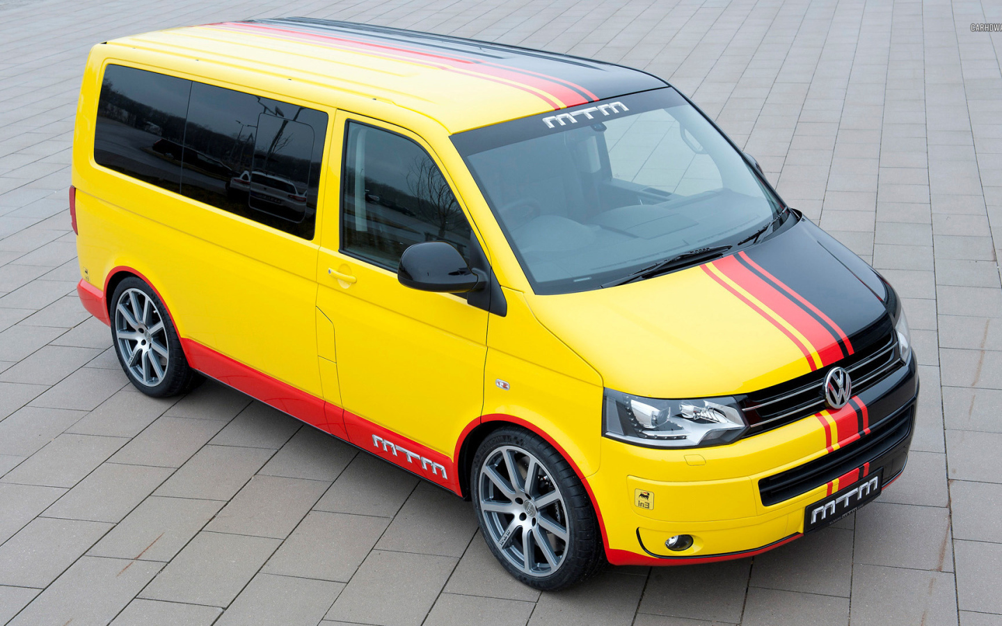 Автомобиль Volkswagen Transporter на дороге