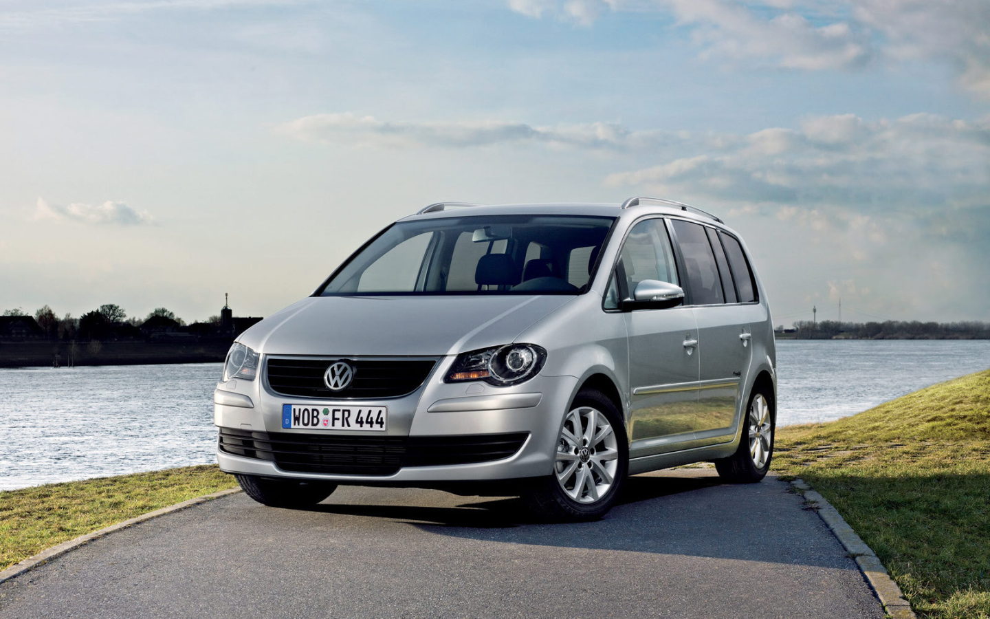 Новая машина Volkswagen Touran