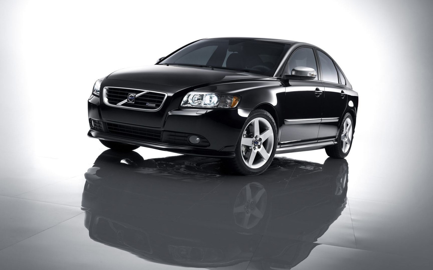   Красивый автомобиль Volvo s40 в Москве