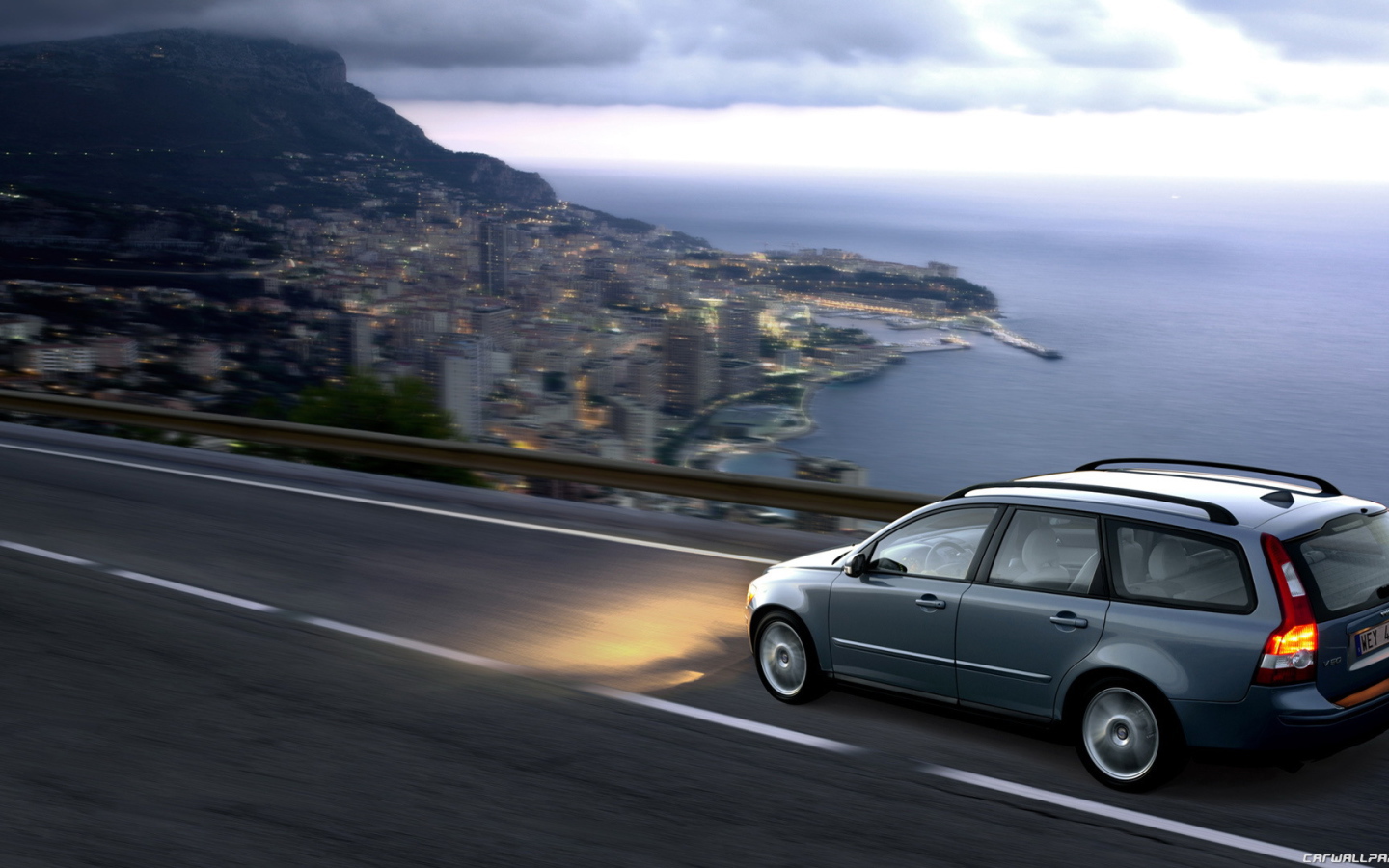 Красивый автомобиль Volvo v50