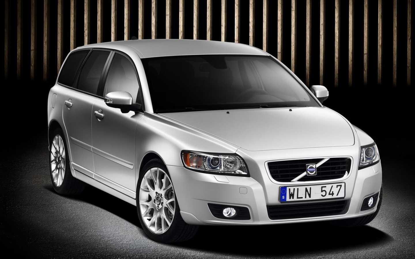  Красивый автомобиль Volvo v50 в Москве