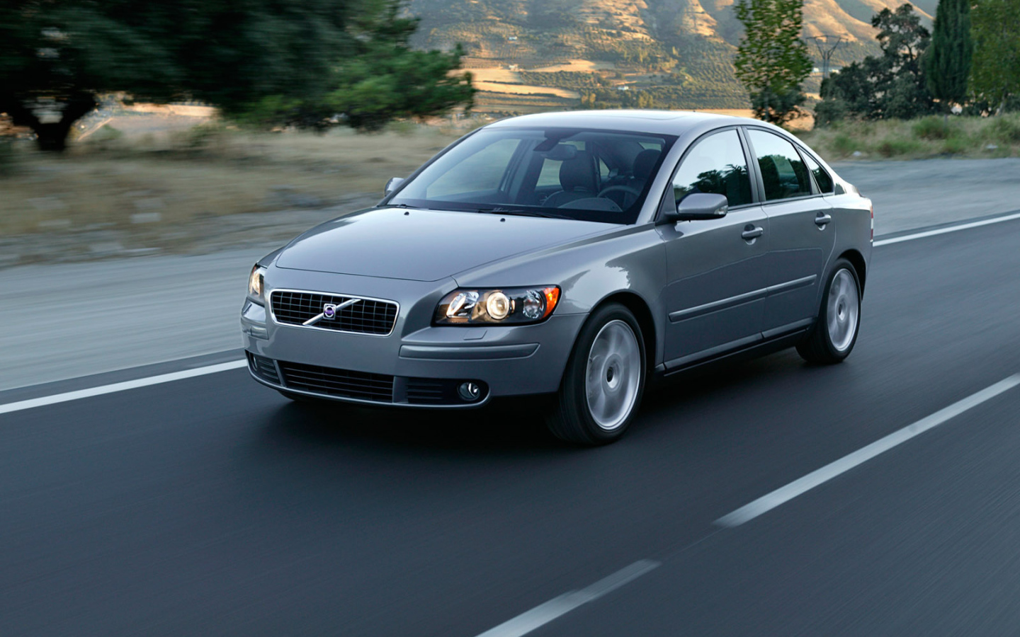 Автомобиль Volvo s40 на дороге