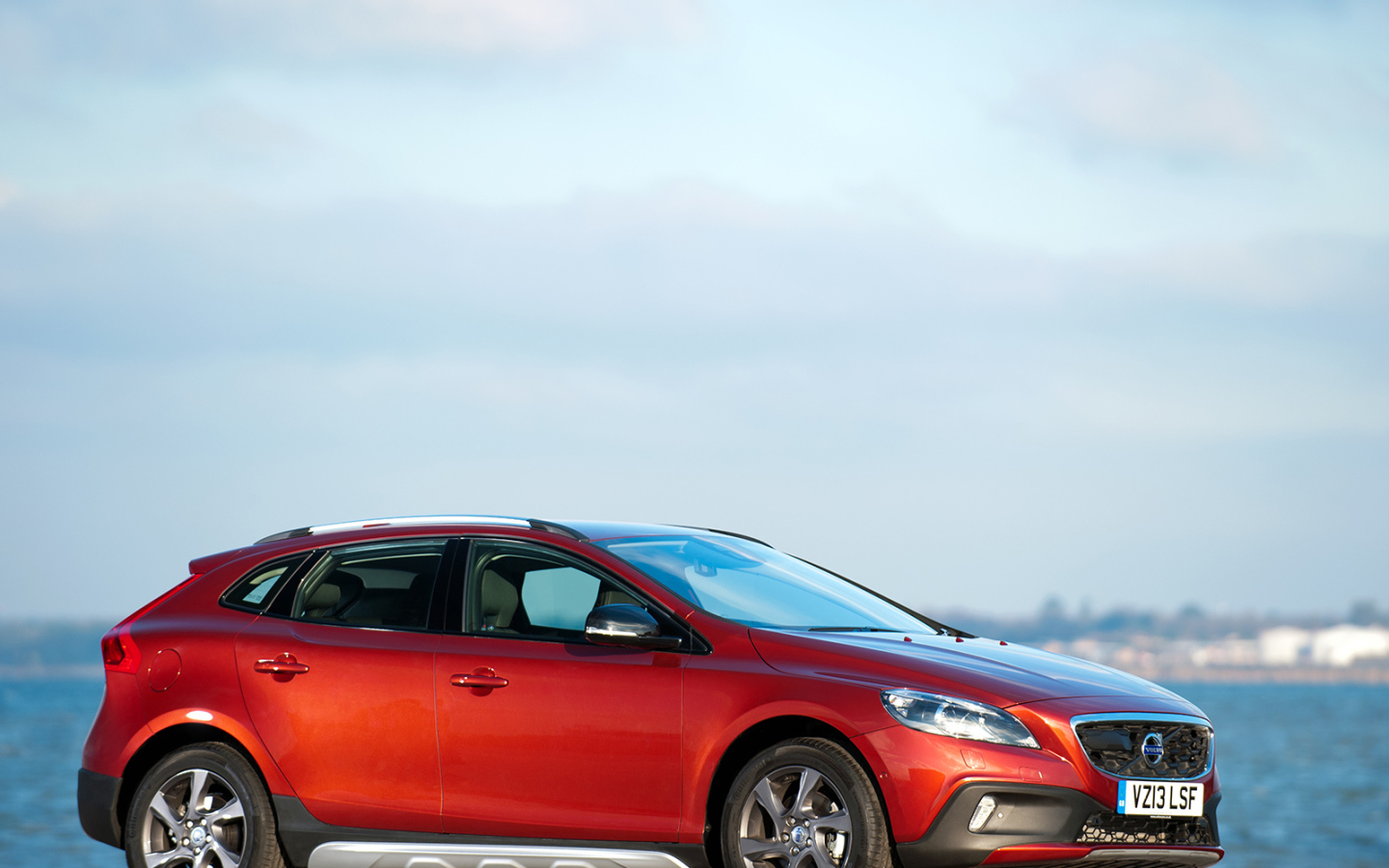 Автомобиль Volvo v40 Cross country на дороге