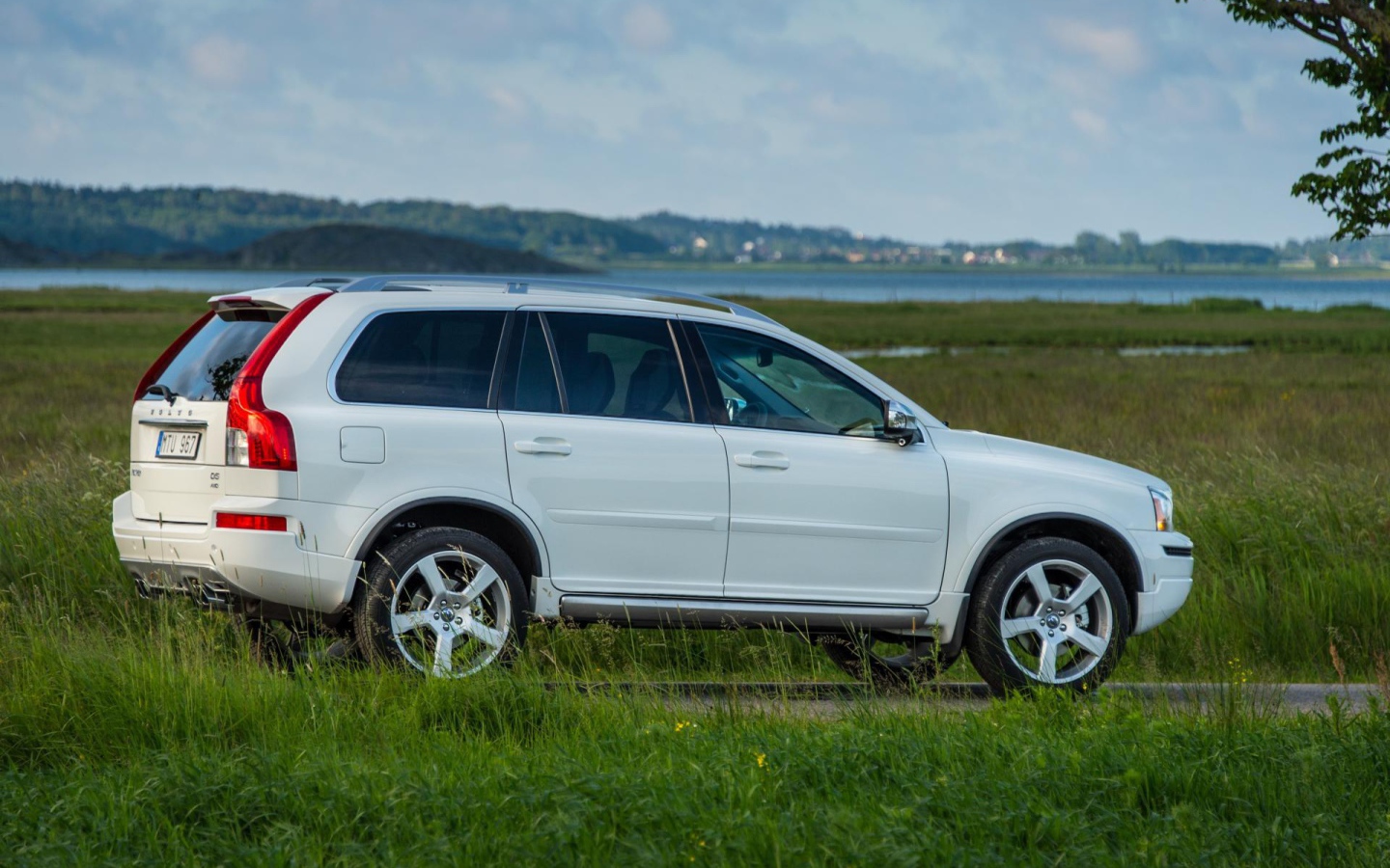  Автомобиль Volvo  xc90 2014 на дороге