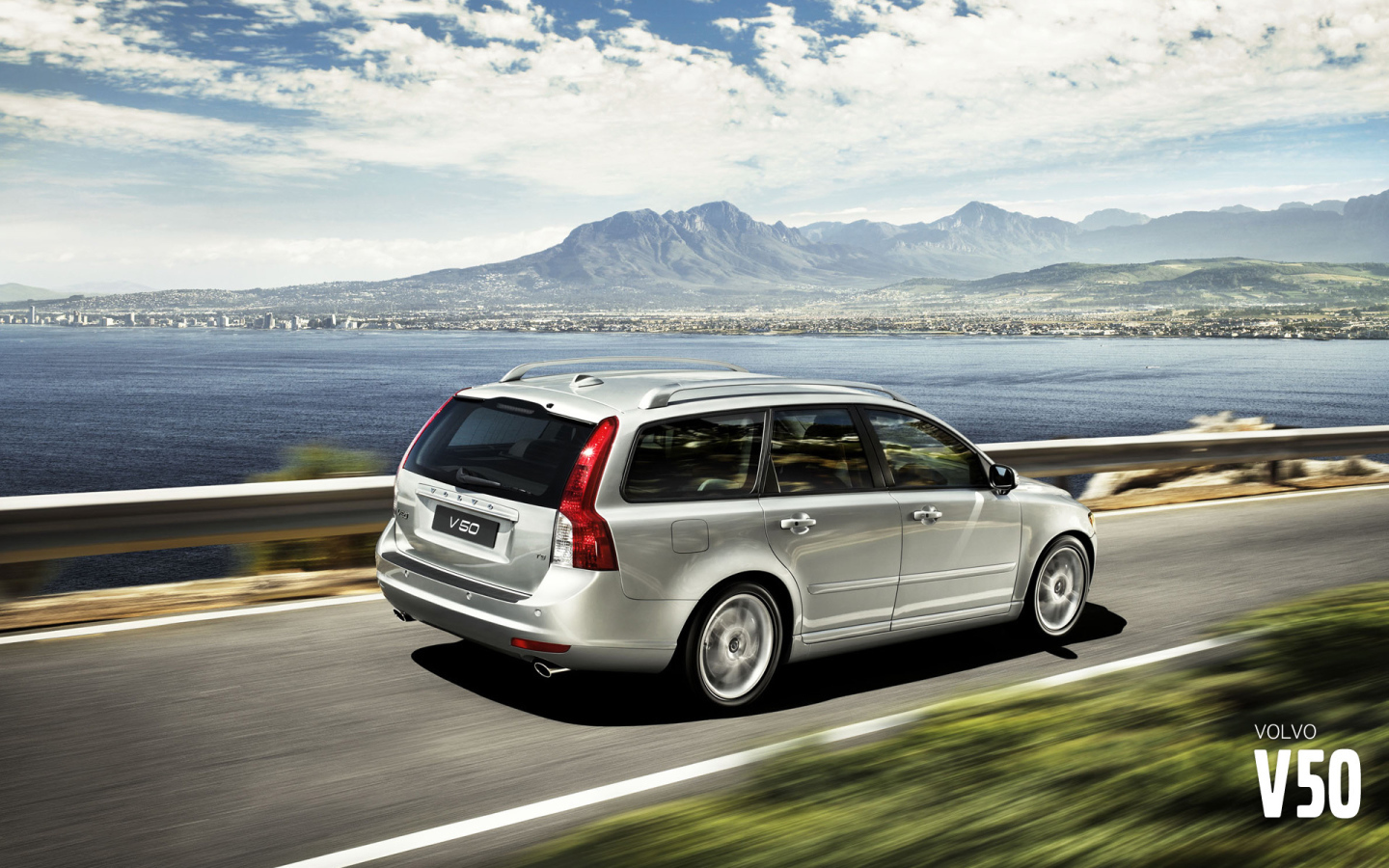  Автомобиль Volvo v50 на дороге