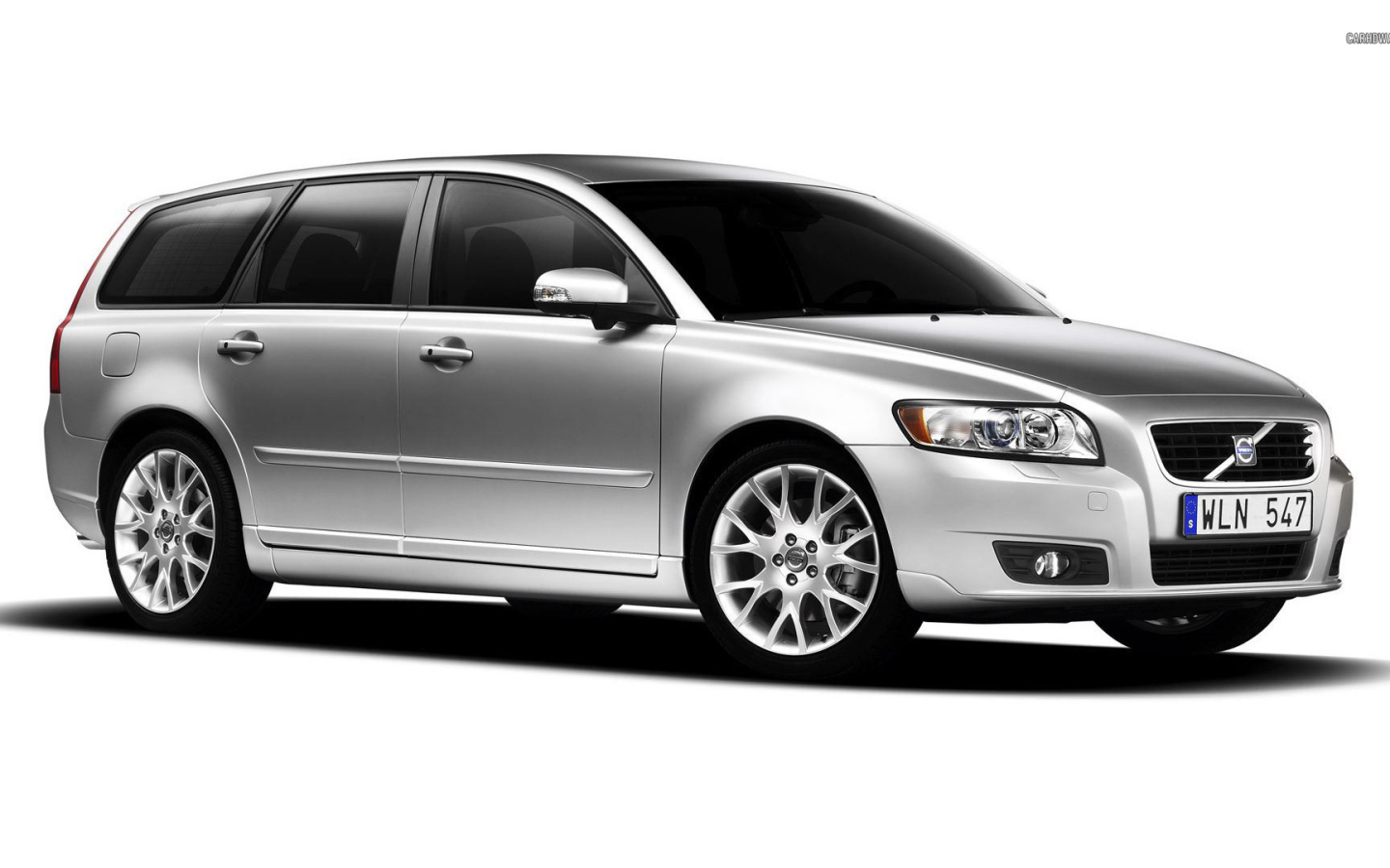 Автомобиль марки Volvo модели v50