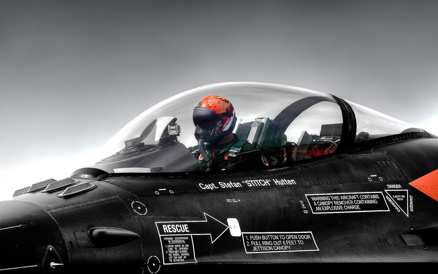 Пилот в кабине самолета