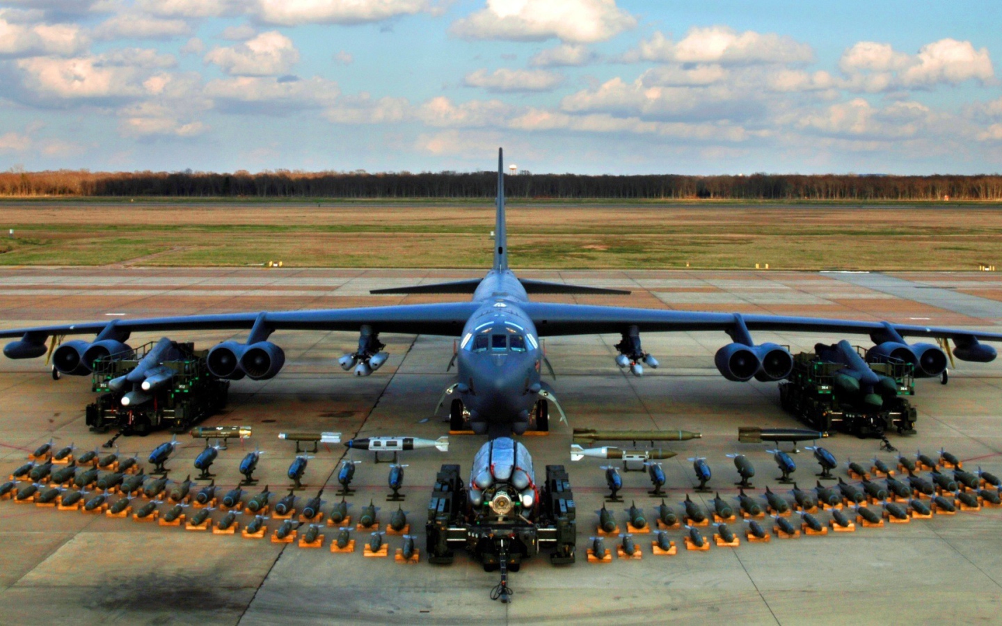 Военный самолет B-52
