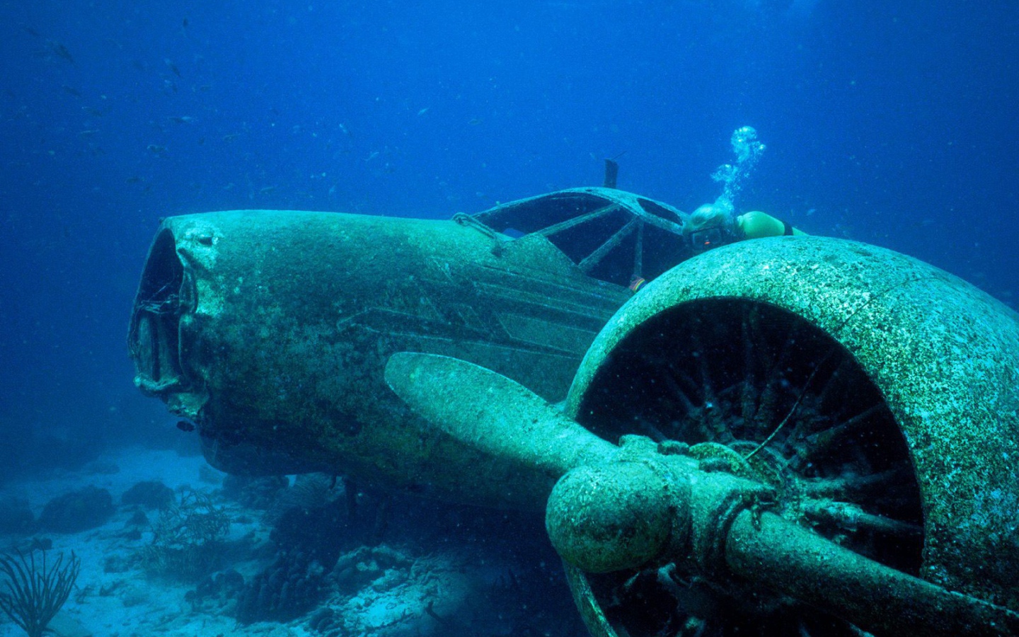 Самолет на дне моря