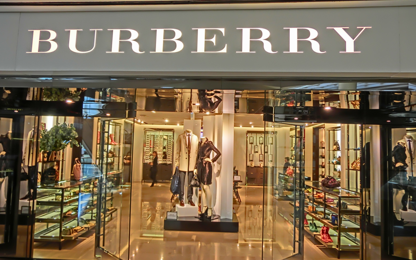 Бутик одежды Burberry