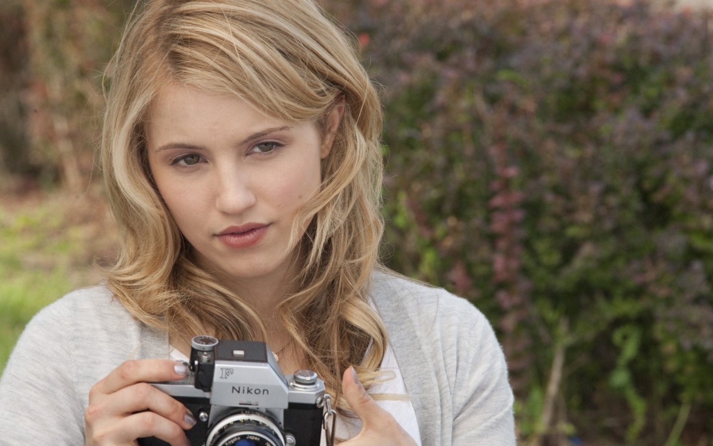 Диана с фотоаппаратом