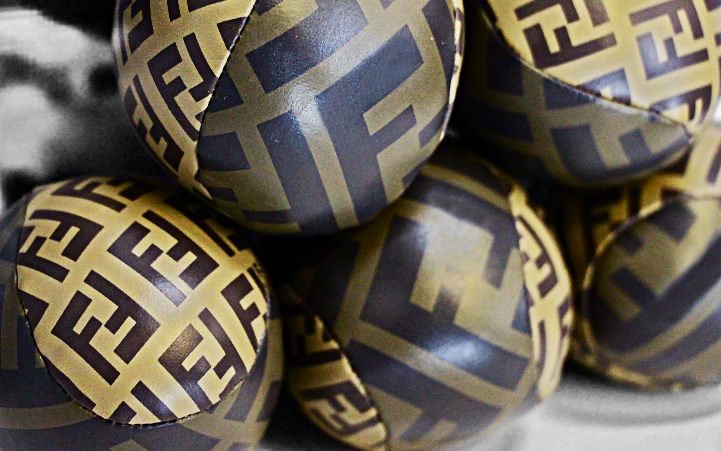 Логотип Fendi на коже