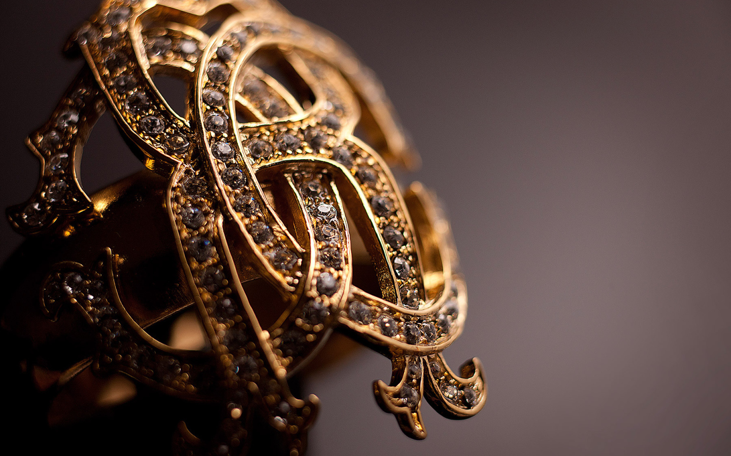 Золотое кольцо с символом Roberto Cavalli