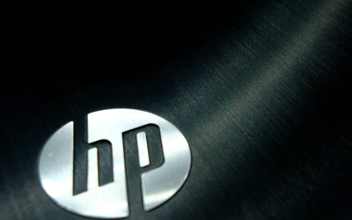 Логотип HP на металле
