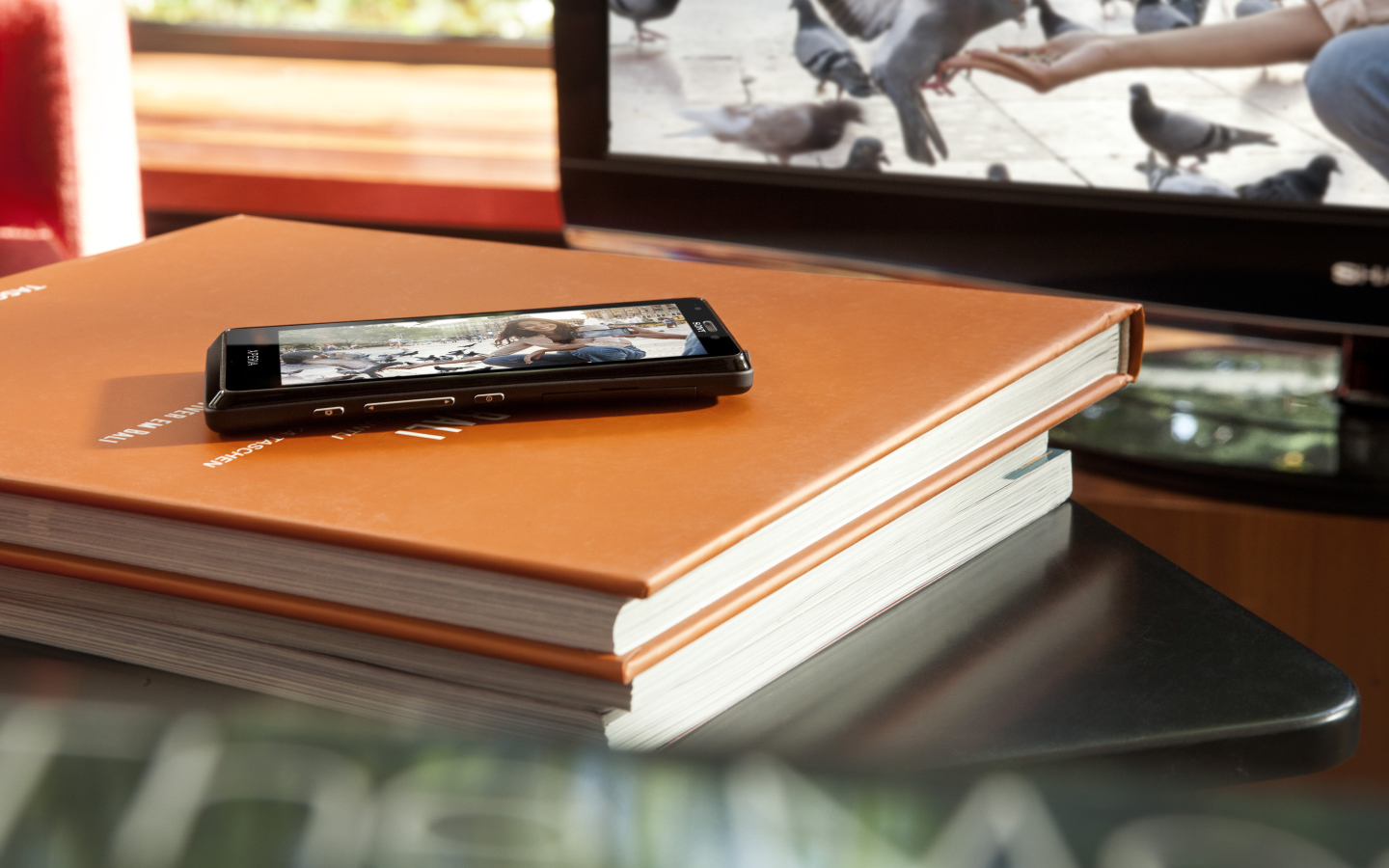 Мобильный телефон на книге