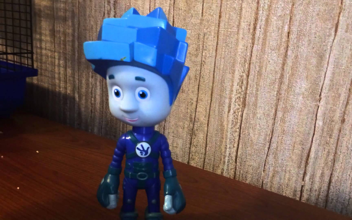 Синий герой мультфильма Фиксики