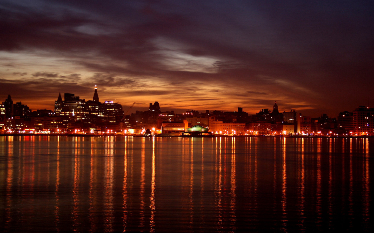 Отражение огней города в воде