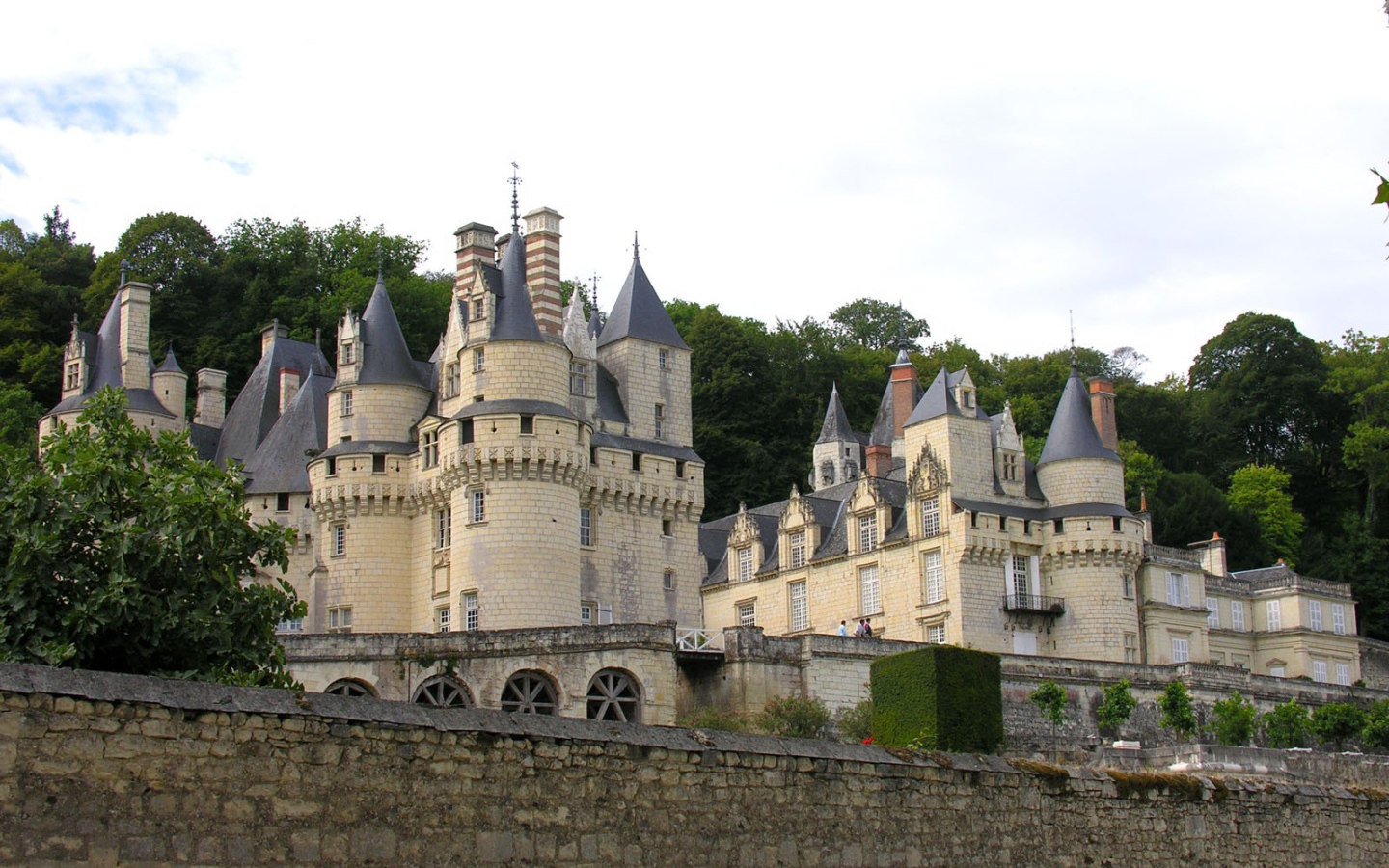 Старинный дворец из желтого камня