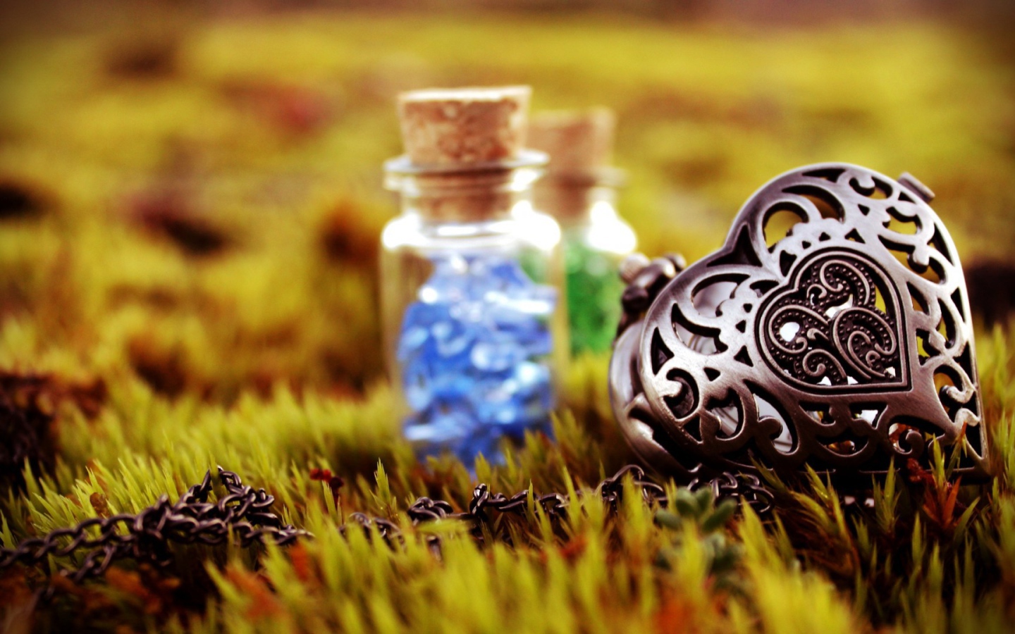 Декоративное сердце на траве