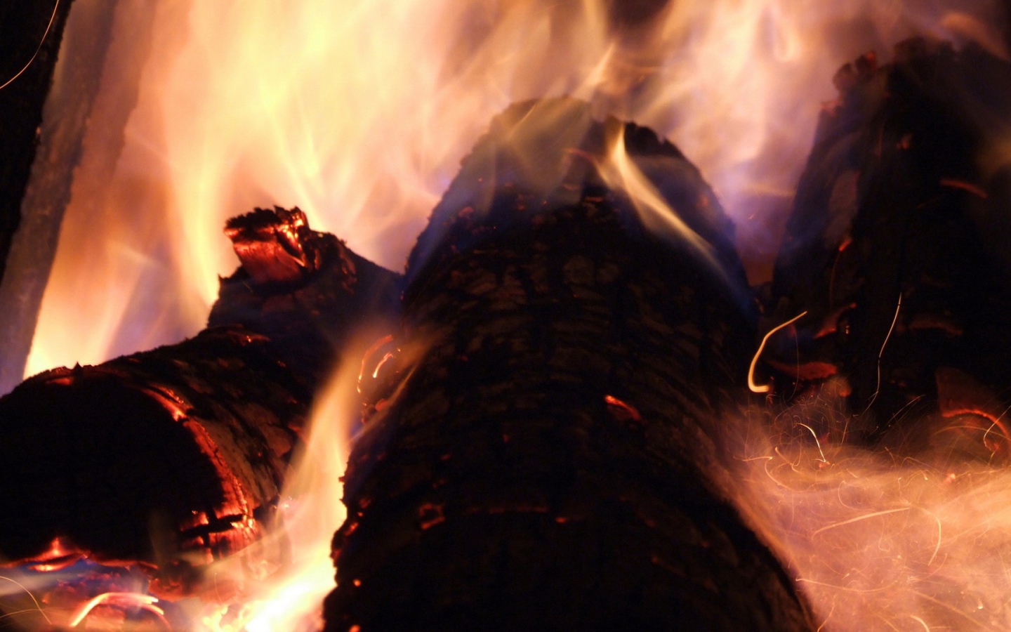 Огонь на дровах в камине