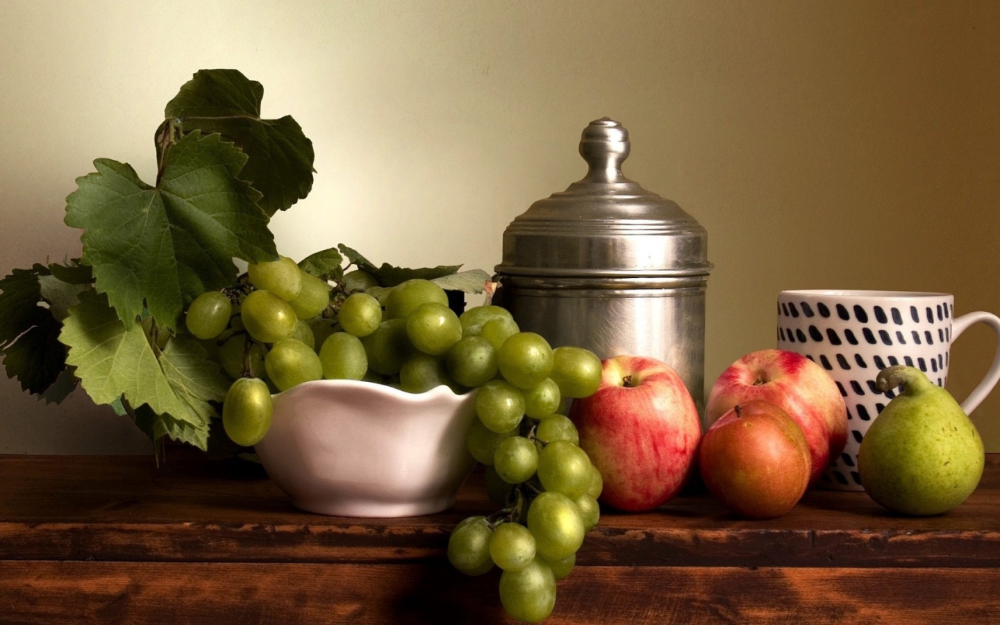 Фрукты и посуда на полке