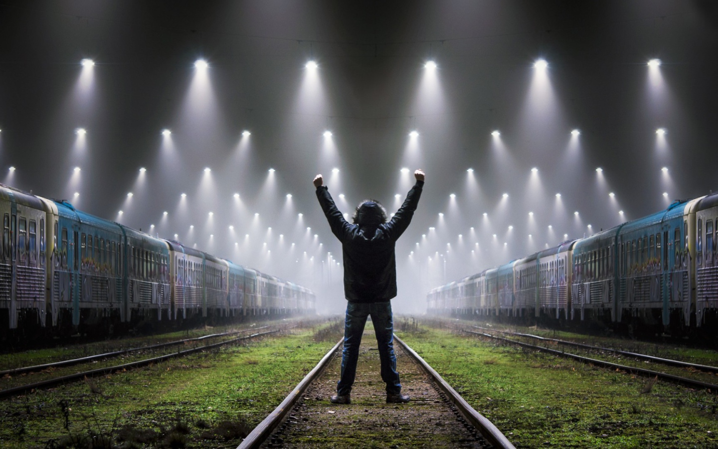 Парень между поездами